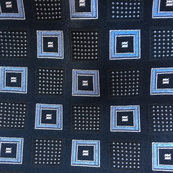 Donald Trump Grey Geometric Pattern Silk Tie - Picture 2 of 5